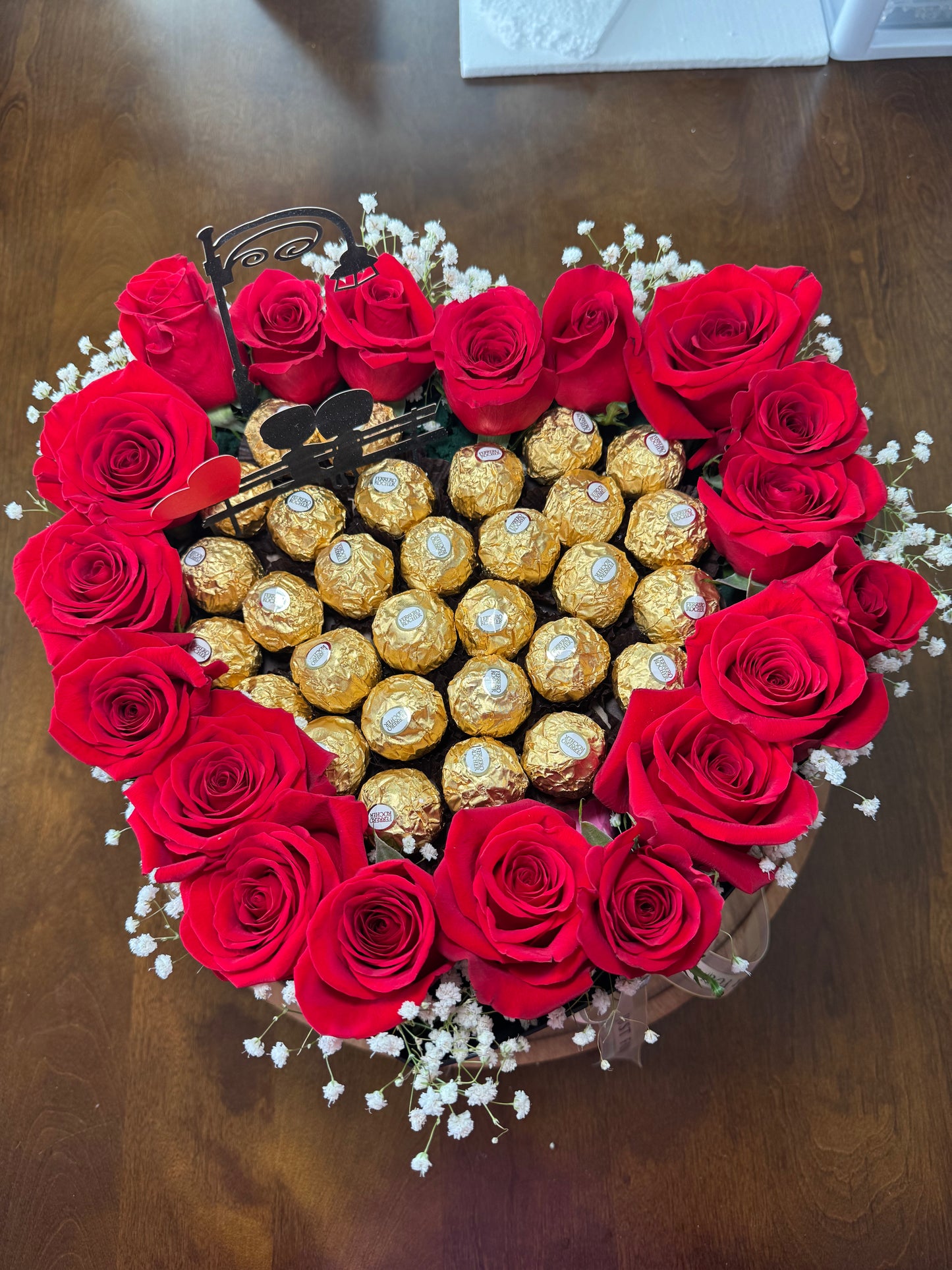 Corazón de rosas y chocolates