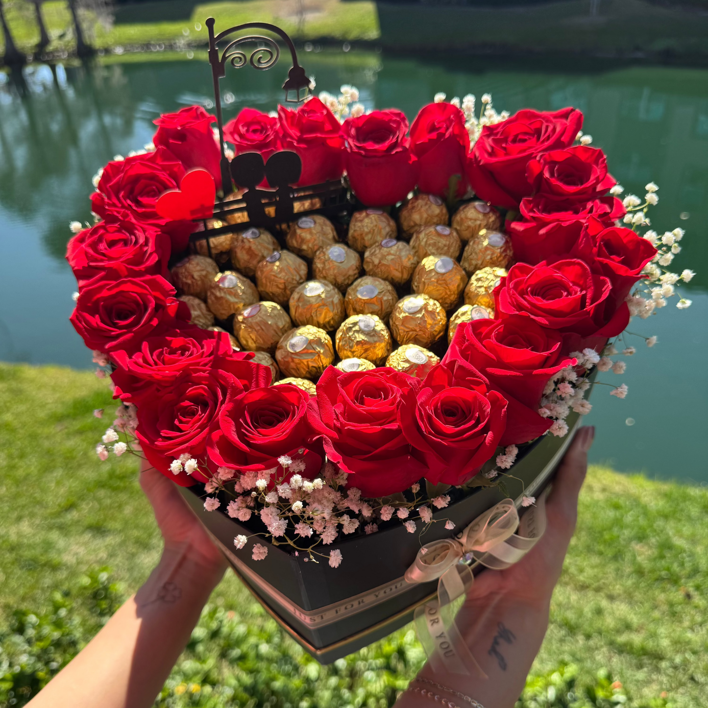 Corazón de rosas y chocolates