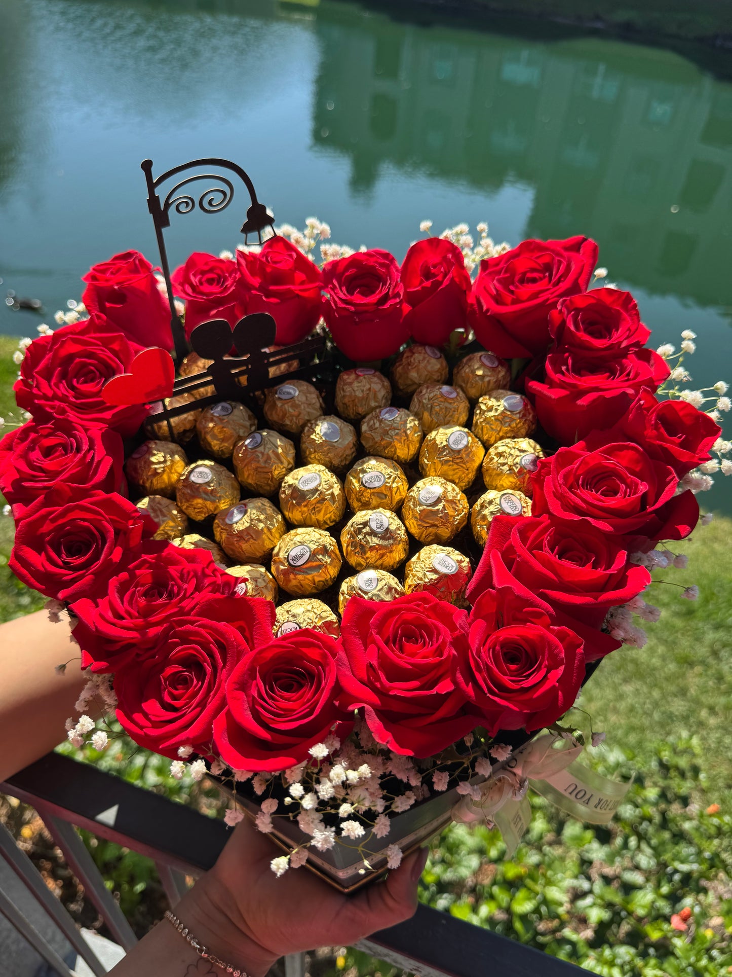 Corazón de rosas y chocolates