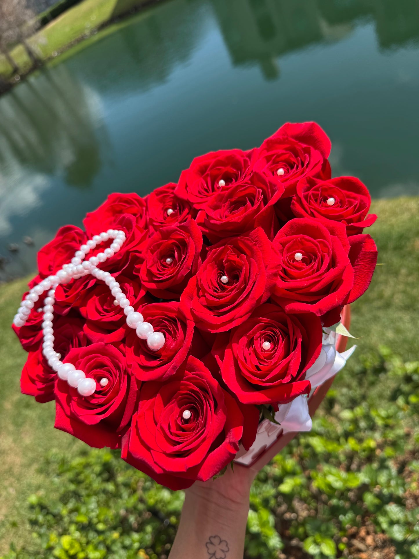 Rosas de corazón con perlas + Bombon gratis