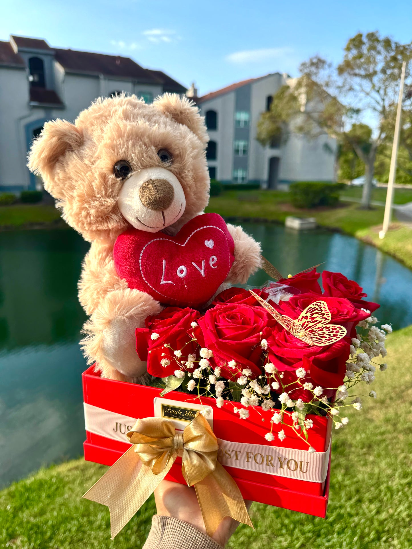 Osito de peluche con rosas